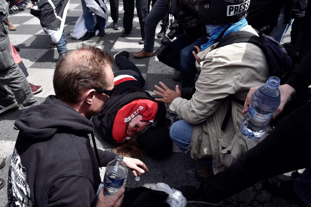 Am Dienstag, 14. Juni 2016, nahm Roth an den Protesten gegen das Arbeitsgesetz in Paris teil und wurde dabei schwer verletzt. Am Dienstag, 14. Juni 2016, nahm Roth an den Protesten gegen das Arbeitsgesetz in Paris teil und wurde dabei schwer verletzt.