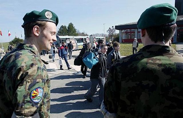 Armée Des soldats suisses s'exhibent avec un drapeau albanais