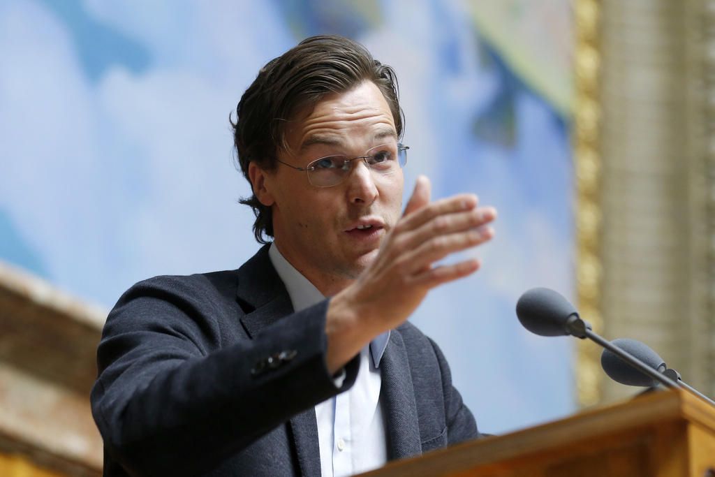 Bastien Girod (Grüne) warnt, bei einem Nein zur Energiestrategie müsse dreckiger Strom aus dem Ausland importiert werden. Die Alternative, für die die SVP im Parlament plädiert habe, sei der Bau neuer Atomkraftwerke. Diesen müssten die Steuerzahler dann «mit Milliarden von Franken subventionieren». Ein Sicherheitsrisiko und die Entsorgungsproblematik blieben bestehen. Bastien Girod (Grüne) warnt, bei einem Nein zur Energiestrategie müsse dreckiger Strom aus dem Ausland importiert werden. Die Alternative, für die die SVP im Parlament plädiert habe, sei der Bau neuer Atomkraftwerke. Diesen müssten die Steuerzahler dann «mit Milliarden von Franken subventionieren». Ein Sicherheitsrisiko und die Entsorgungsproblematik blieben bestehen.