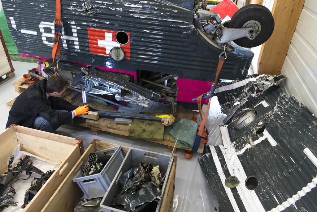 Rost und Fluginstrumente spielten keine Rolle bei der Tragödie: Wrackteile der Ju-Air werden in Payerne VD für die Untersuchung bereit gemacht.