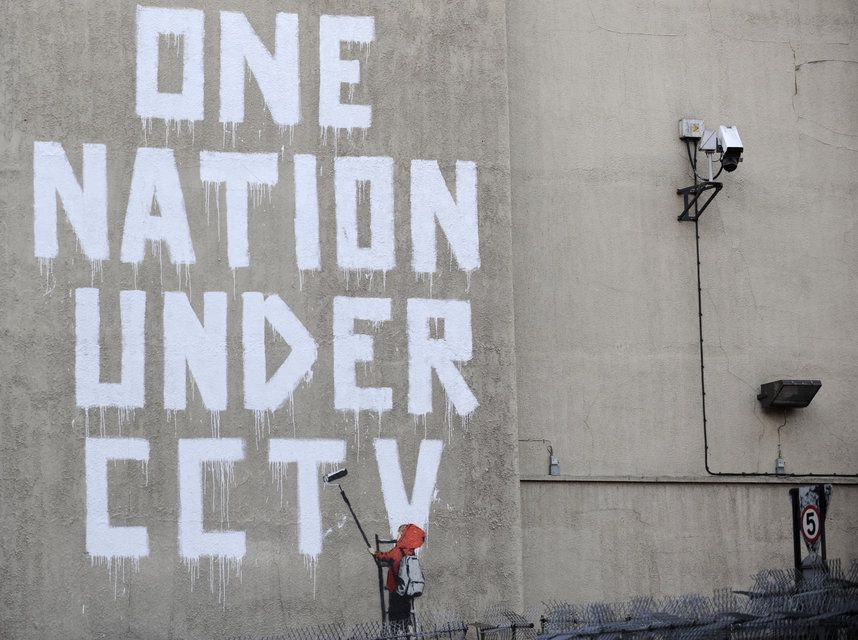 Überwachungskameras haben Hochkonjunktur: Der Graffitikünstler Banksy weist mit «One nation under CCTV» darauf hin. (25. November 2008)