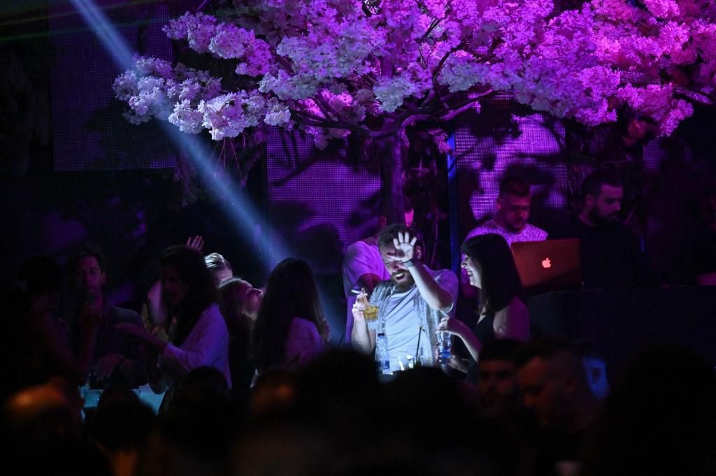 Discos und Restaurants waren prall gefüllt, überall fanden Hochzeiten und Feste statt – ideale Bedingungen für die Delta-Variante. Discos und Restaurants waren prall gefüllt, überall fanden Hochzeiten und Feste statt – ideale Bedingungen für die Delta-Variante.