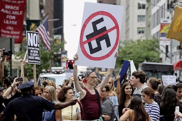 Des manifestants devant la Trump Tower à New York ont dénonçé les propos du président au sujet des événements de Charlottesville.