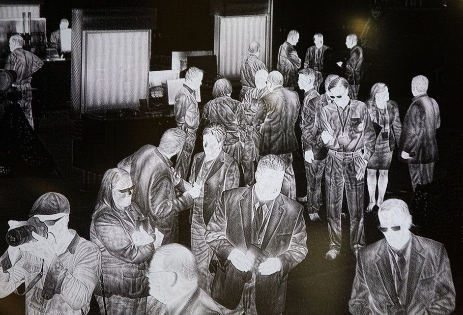 Das Neuste auf dem Big-Brother-Markt: Besucher der Messe für Grenzsicherheit in Phoenix, Arizona, auf einem Schwarzweiss-FLIR-HD-Kamera-Monitor. (12. März 2013)