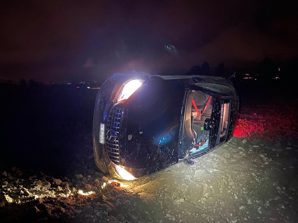 Ein 24-jähriger Berner und sein Beifahrer verunfallten auf der Strengelbacherstrasse bei Brittnau. Ein 24-jähriger Berner und sein Beifahrer verunfallten auf der Strengelbacherstrasse bei Brittnau.