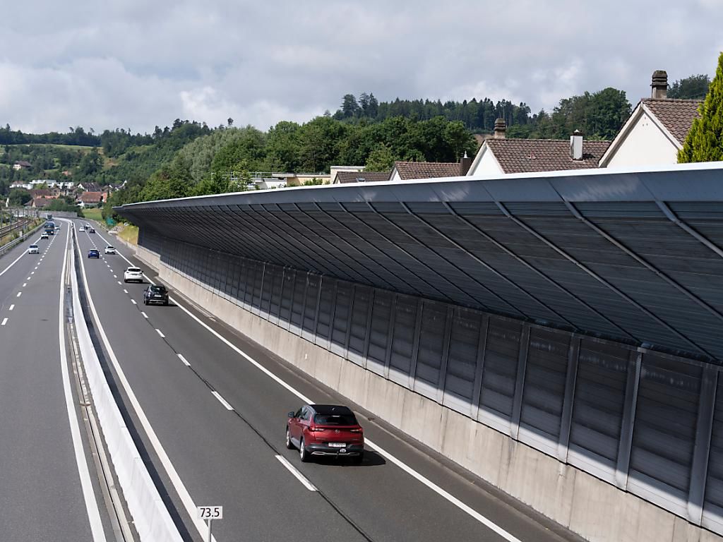 Autobahn kurzzeitig gesperrt – Verletzter und viel Schaden nach Unfall auf A12 bei Niederwangen - Vimarsana News