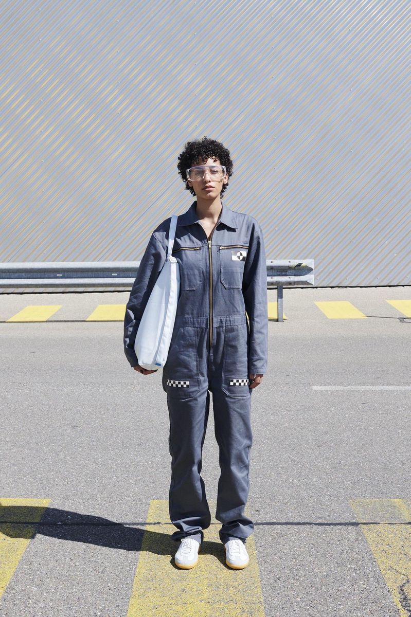 …kann praktisch über die Schulter getragen werden. …kann praktisch über die Schulter getragen werden.