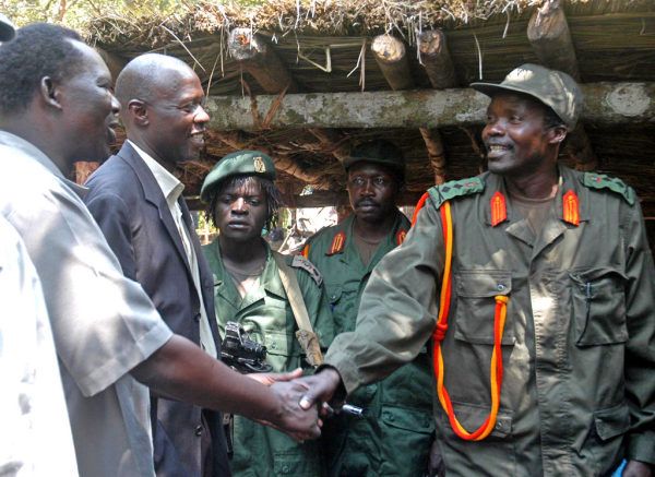 Joseph Kony (r.) begrüsst Vertreter der ugandischen Regierung am 31. Juli 2006 zu Friedensgesprächen. Zwei Jahre später liess er sie platzen. Joseph Kony (r.) begrüsst Vertreter der ugandischen Regierung am 31. Juli 2006 zu Friedensgesprächen. Zwei Jahre später liess er sie platzen.