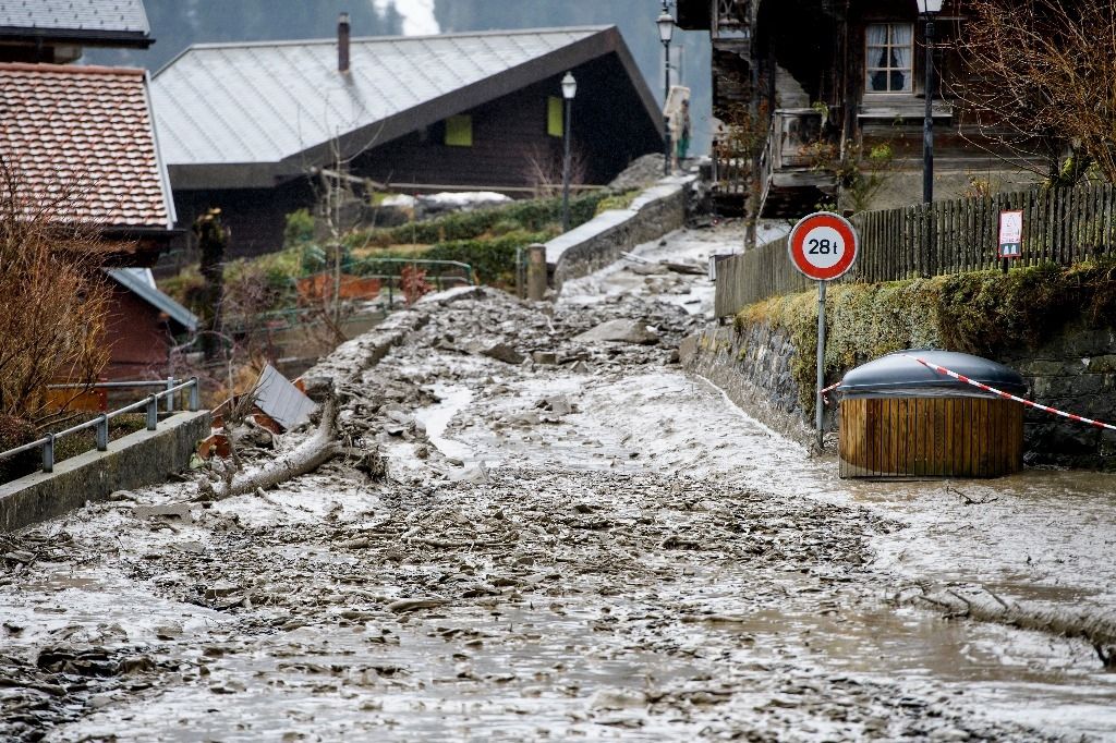 Schlammlawine bahnt sich Weg durch Champéry TagesAnzeiger