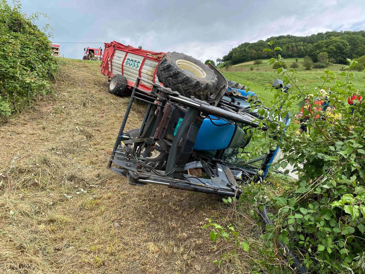 Laufenburg AG, 29. August 2021: Am Samstag wurde das Bein eines zweijährigen Kindes in einem umgekippten Traktor eingeklemmt. Laufenburg AG, 29. August 2021: Am Samstag wurde das Bein eines zweijährigen Kindes in einem umgekippten Traktor eingeklemmt.