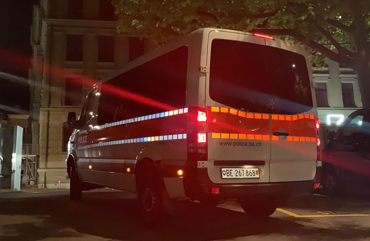 In der Sonntagsnacht teilte die Kantonspolizei Bern Meldungen und Einsätze auf Twitter. In der Sonntagsnacht teilte die Kantonspolizei Bern Meldungen und Einsätze auf Twitter.