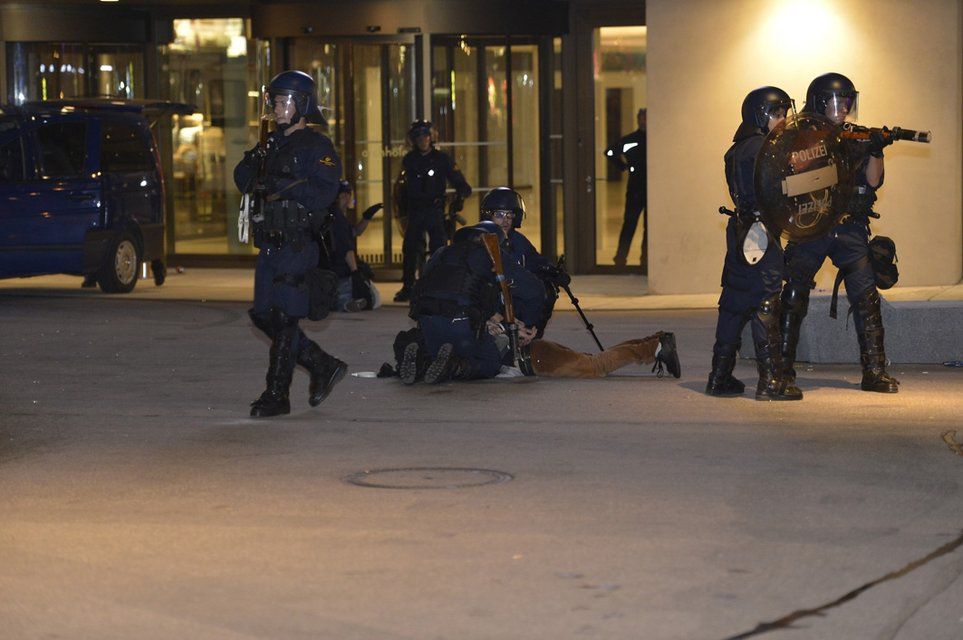 Es kam zu zahlreichen Verhaftungen: Polizisten nehmen eine Person fest. 