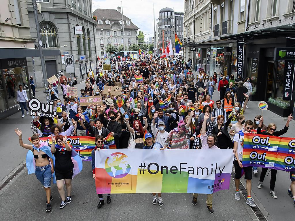 Unter dem Motto «OneFamily» – 200 Personen marschieren an der Pride in Biel - Vimarsana News