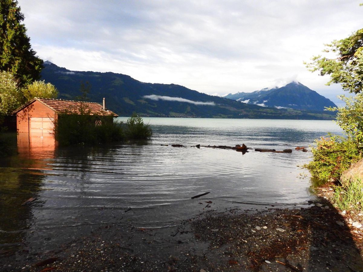 Unwetter im Berner Oberland – Thunersee jetzt weit über der höchsten Gefahrenstufe - Vimarsana News