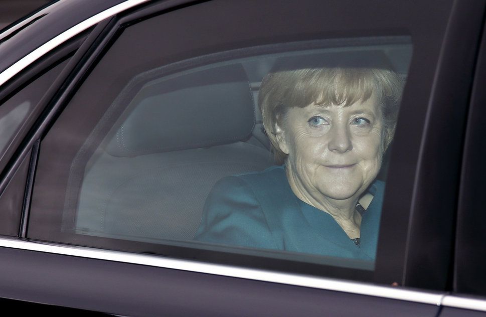 Nachdenkliche Wahlsiegerin: Angela Merkel in ihrer Limousine am gestrigen Wahlabend.