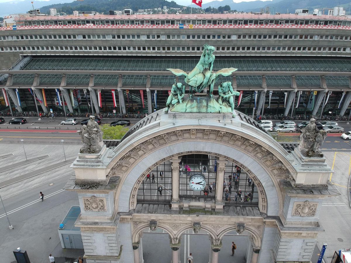 Der Bub sei auf dem Heimweg gewesen, als in Luzern ein Mann ebenfalls in den Zug kam. Laut fluchend habe der cholerisch wirkende Mann begonnen, den Buben zu beschimpfen, weil er keine Maske trug. (Symbolbild)