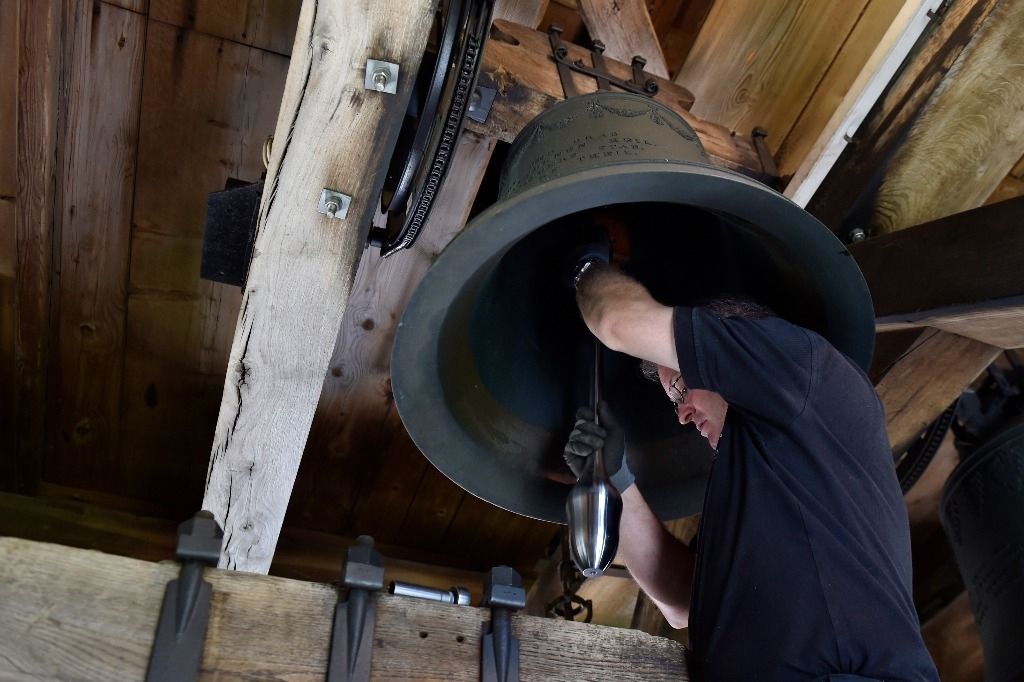 Neue Glockenklöppel bringen das Klangvolumen zurück | Zürichsee-Zeitung