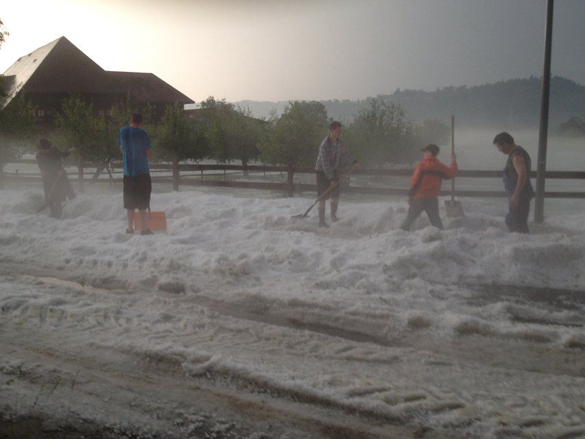 In Rüderswil lagen ganze Berge von Hagelkörnern.