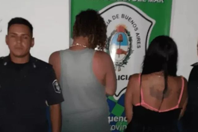 Argentine Ils Ensablent Leur Bebe Pour Faire L Amour Dans La Mer Le Matin