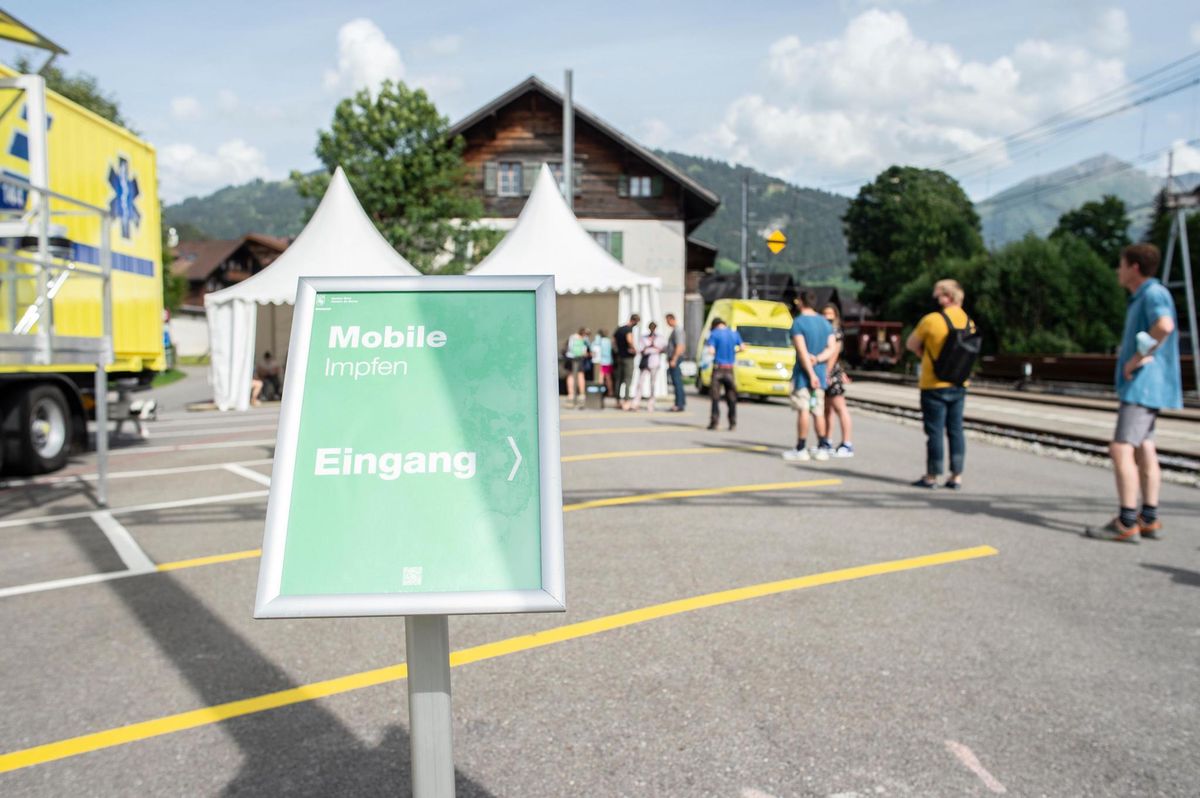 Impfen im Dorf – zum letzten Mal – Die Lust auf Beizen und Reisen ist stärker als ihre Impfskepsis - Vimarsana News