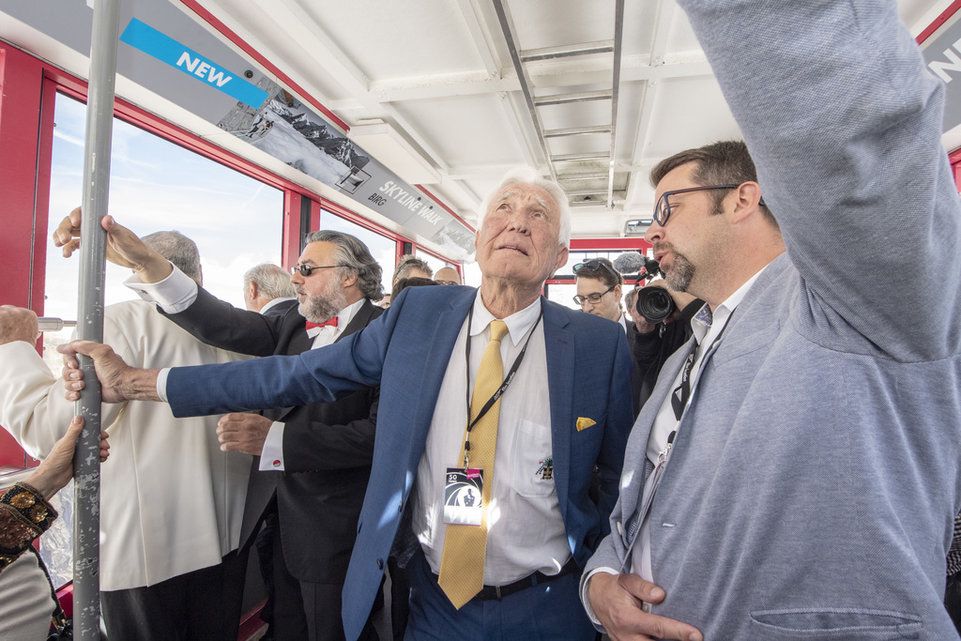 George Lazenby in der Seilbahn auf dem Weg nach oben.