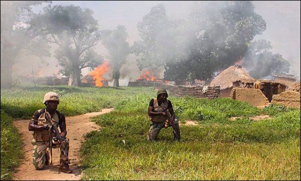 Nigerianische Soldaten bei einer Operation gegen ein Lager von Boko Haram, hier am 30. Juli 2015.