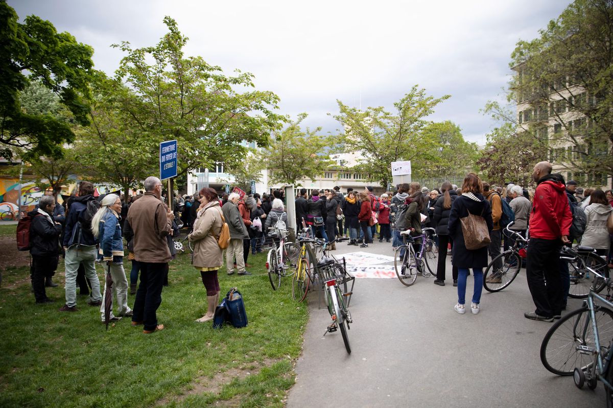 Domaine public: Les manifestants contre-attaquent Domaine public: Les manifestants contre-attaquent