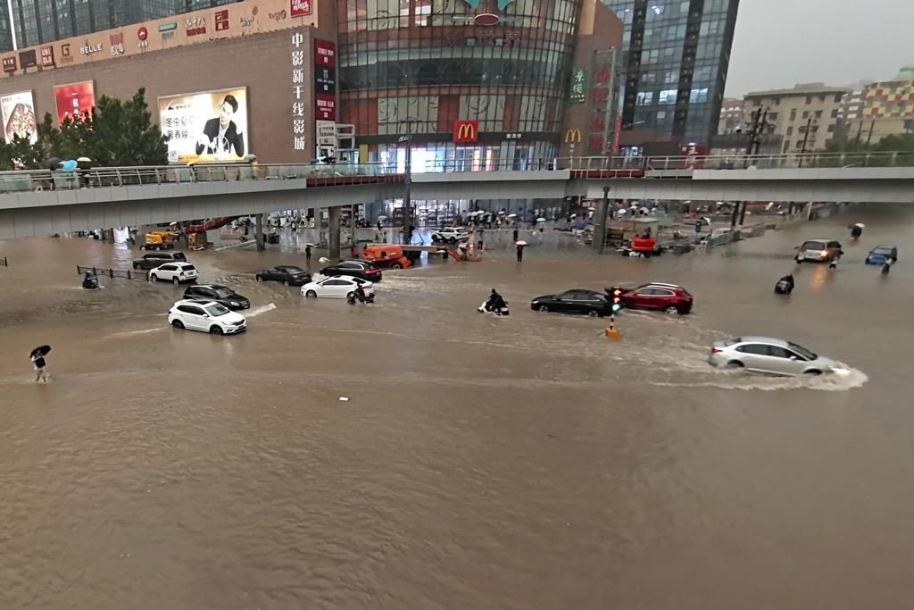 Schwerste Regenfälle seit Jahrzehnten – Überschwemmungen in China – Hunderte in U-Bahn eingeschlossen - Vimarsana News