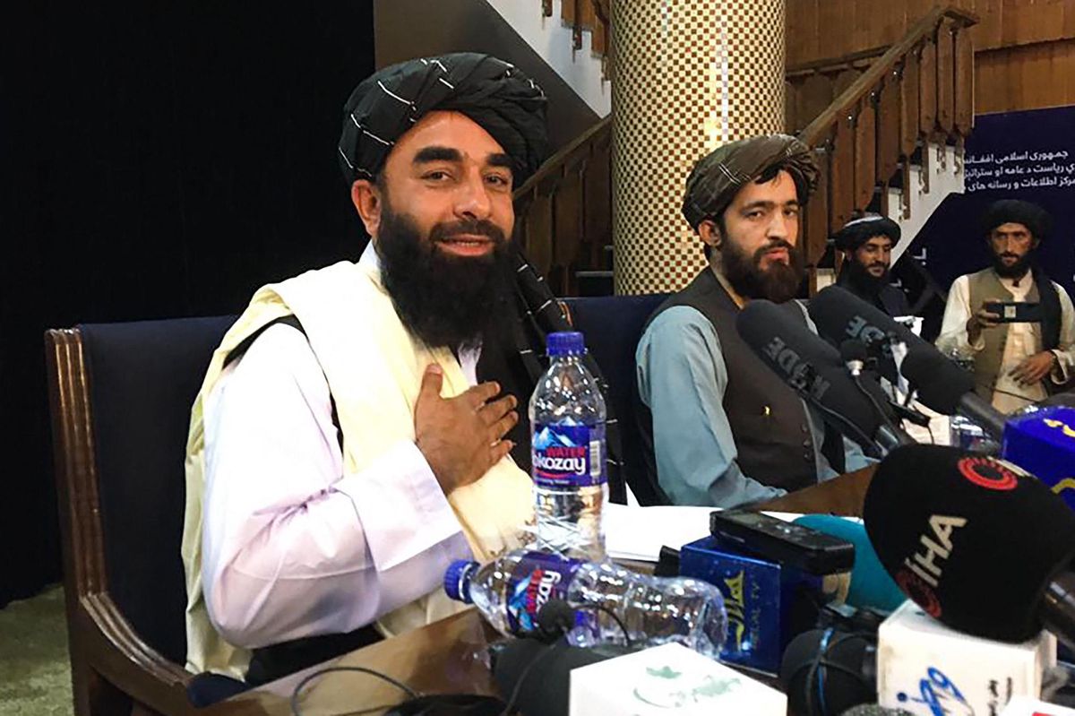Taliban-Sprecher Zabihullah Mujahid (l) und Abdul Qahar Balkhi, Mitglied der Kulturkommission der Taliban, (2.v.l.) geben Mitte August kurz nach der Machtübernahme eine Pressekonferenz. (17. August 2021) Taliban-Sprecher Zabihullah Mujahid (l) und Abdul Qahar Balkhi, Mitglied der Kulturkommission der Taliban, (2.v.l.) geben Mitte August kurz nach der Machtübernahme eine Pressekonferenz. (17. August 2021)