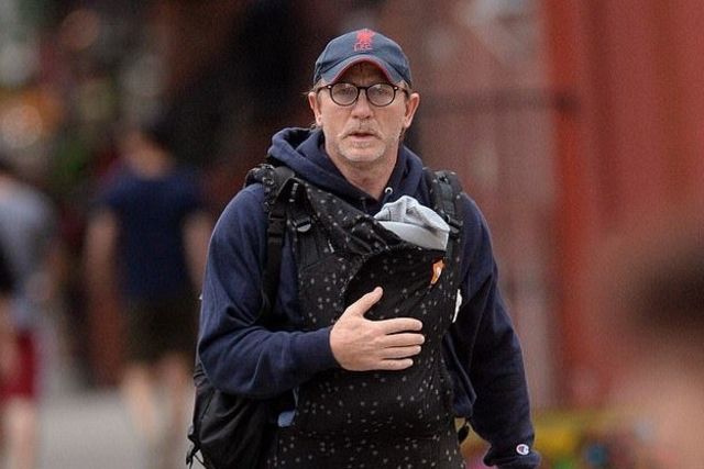 007 Daniel Craig Est Il Emascule Parce Qu Il Porte Son Bebe Le Matin
