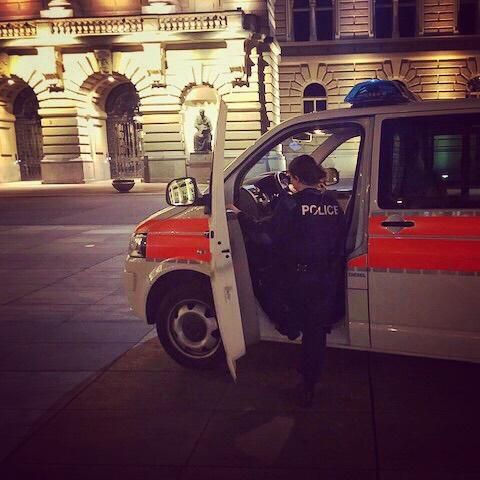 Damit wollte sie die Menschen auf Gewalttätigkeiten am Wochenende sensibilisieren. Damit wollte sie die Menschen auf Gewalttätigkeiten am Wochenende sensibilisieren.