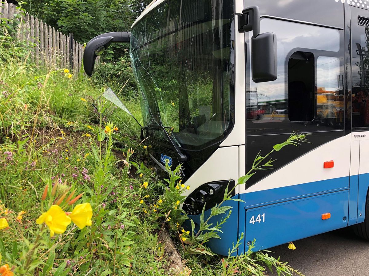 Am Gelenkbus der VBZ entstand durch den Aufprall ein erheblicher Sachschaden.