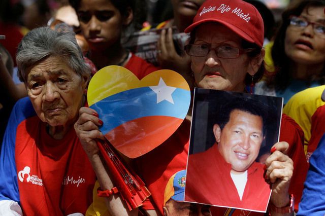 Réélu en octobre à la présidence de son pays, Hugo Chavez n'est plus réapparu en public. Ses supporters manifestent pour sa guérison.