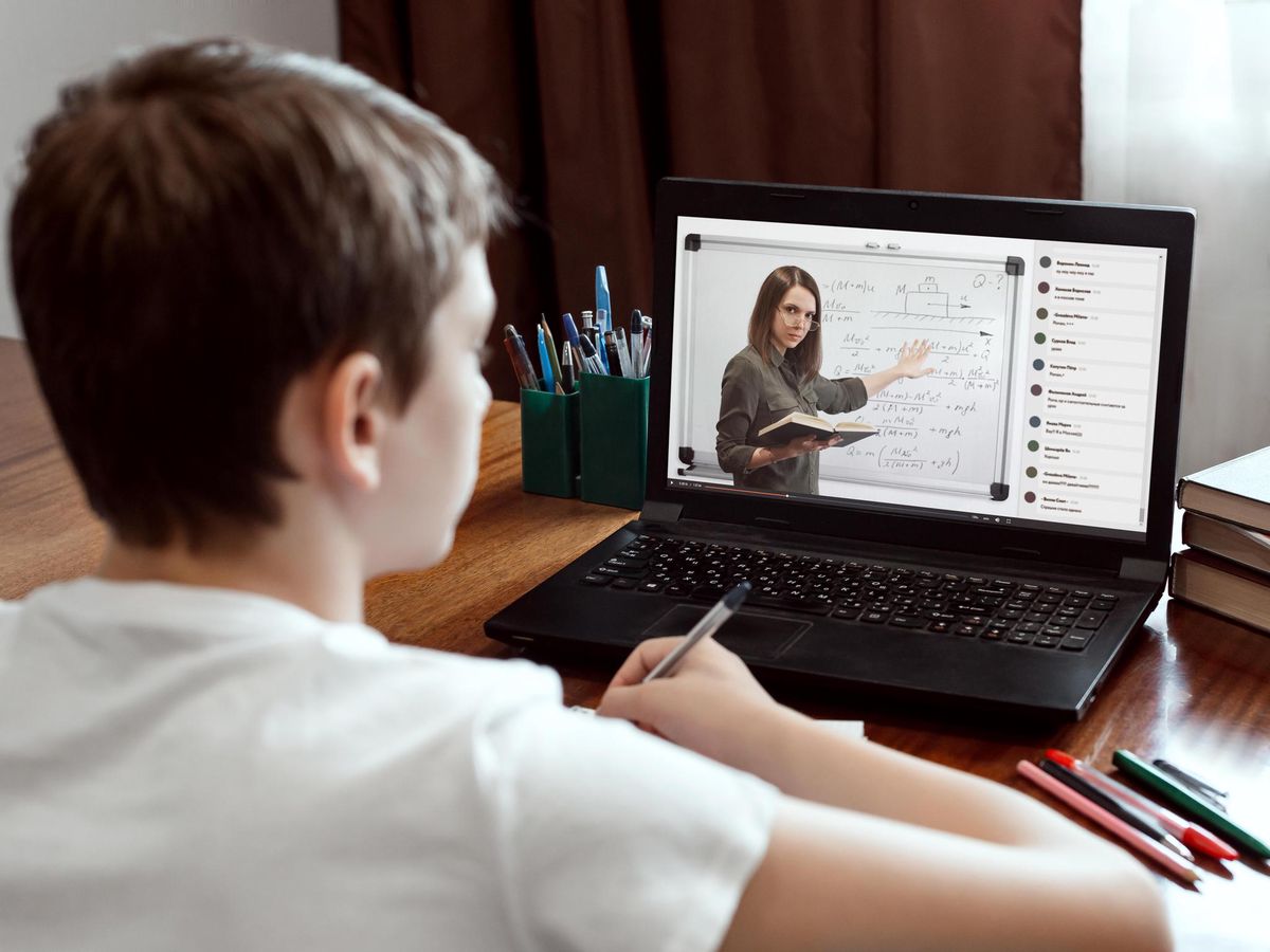 Laut der Studie zählen die Belastungen durch eine Covid-19 bedingte veränderte Situation bei der Arbeit, an der Schule oder in der Ausbildung zu den Haupttreibern von psychischen Stress und depressiven Symptomen. 