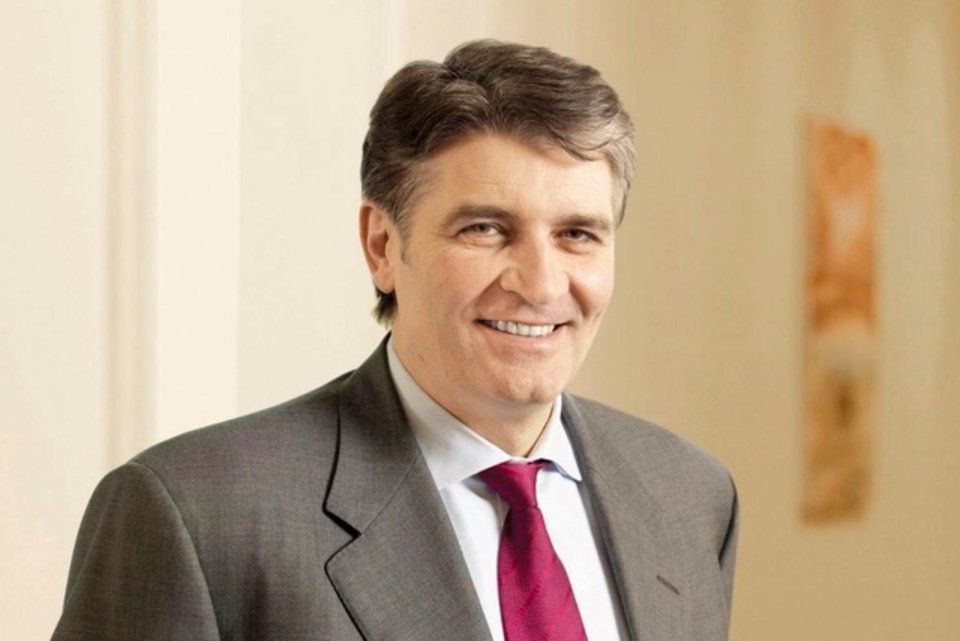 Raoul Weil. Entre 2002 et 2007, il supervise le département étranger d'UBS avant de prendre les rênes de la gestion de fortune jusqu'en avril 2009. C'est à cette époque que la banque se sépare de lui, car il vient d'être reconnu comme fugitif par un tribunal de Floride après avoir été inculpé. Il a été arrêté dimanche 20 octobre 2013  à Bologne en Italie.