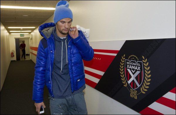 U17-Weltmeister Haris Seferovic beim Verlassen der Xamax-Geschäftsstelle nur wenige Minuten nach seiner Entlassung und kurz vor dem Start zur Vorbereitung der SL-Rückrunde. (Keystone/AP) U17-Weltmeister Haris Seferovic beim Verlassen der Xamax-Geschäftsstelle nur wenige Minuten nach seiner Entlassung und kurz vor dem Start zur Vorbereitung der SL-Rückrunde. (Keystone/AP)