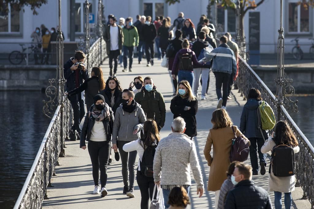 Der Bund setzt trotz Rekordzahlen weiter auf Eigenverantwortung. Der Sonderweg löst Kopfschütteln aus.
