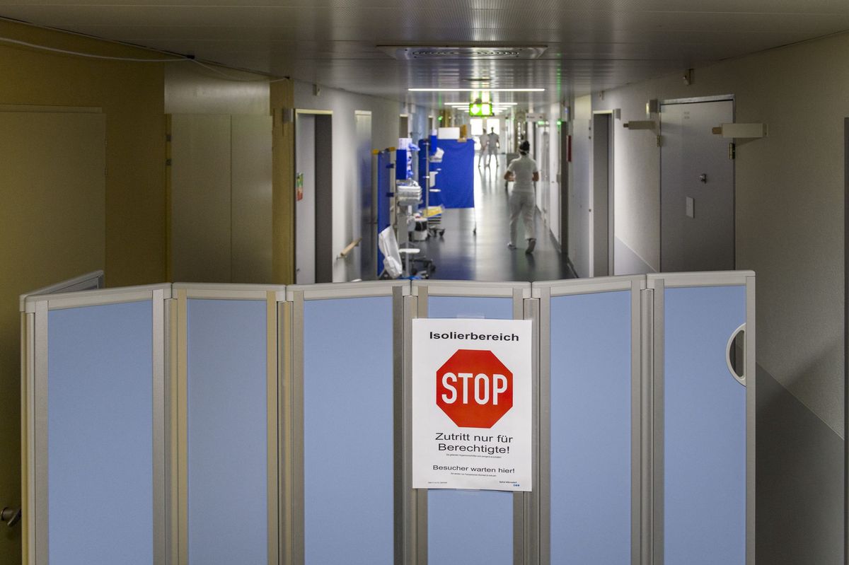 Vor dem Zentrum Neuwiesen steht eine mobile Coronatestbox.