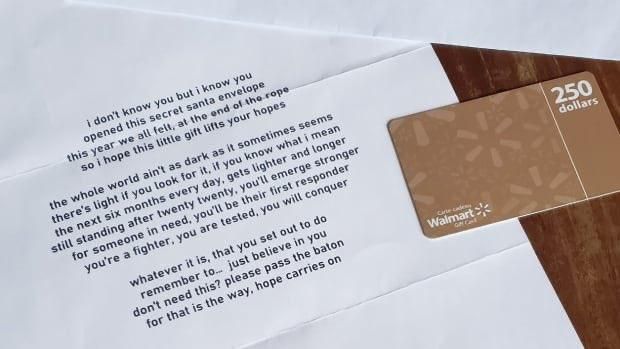 Canada Des Centaines De Cartes Cadeaux Offertes Par Un Pere Noel Anonyme Tribune De Geneve