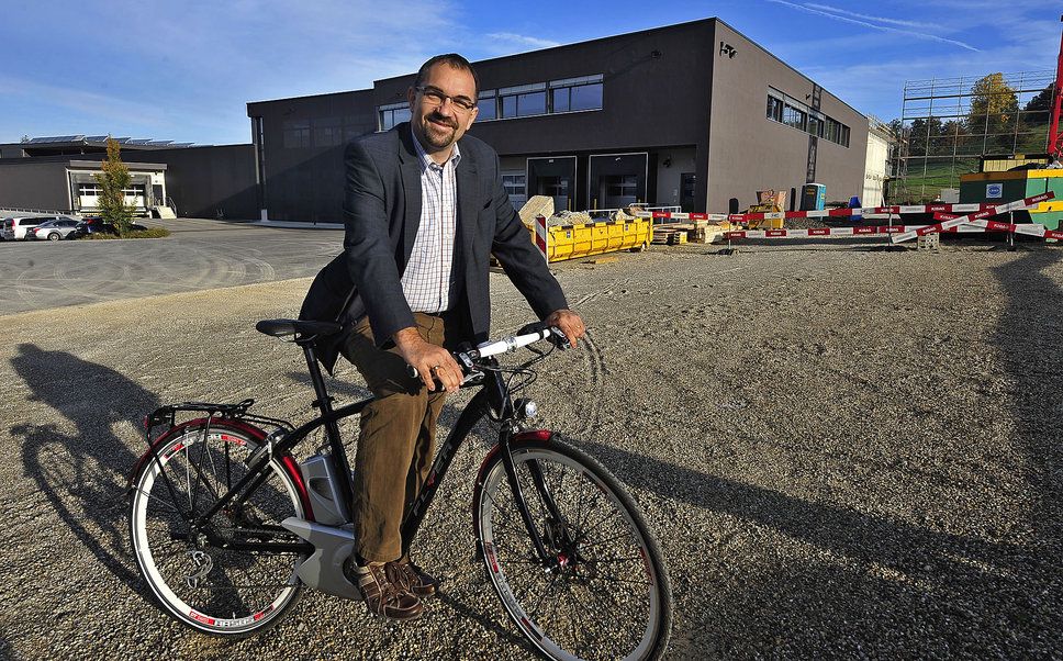 Schär mit einem der Entwicklungen aus seinem Haus. Die Firma  wächst und wächst. Im Hintergrund sieht man den ersten Erweiterungsanbau.