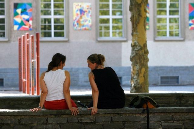 Müssen Kinder und Jugendlich in einem Heim platziert werden, übernimmt der Kanton Zürich künftig wieder die Kosten: Das Schulhaus Milchbuck in Zürich. (Archivbild: Keystone)