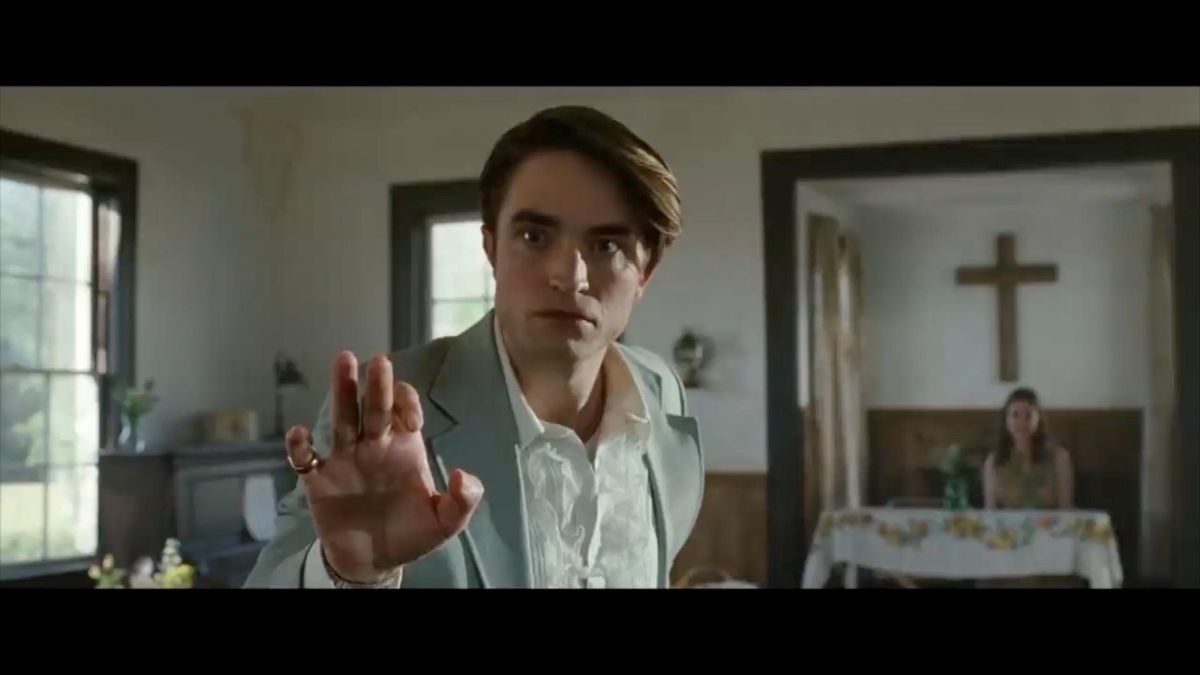 Un homme fait un geste