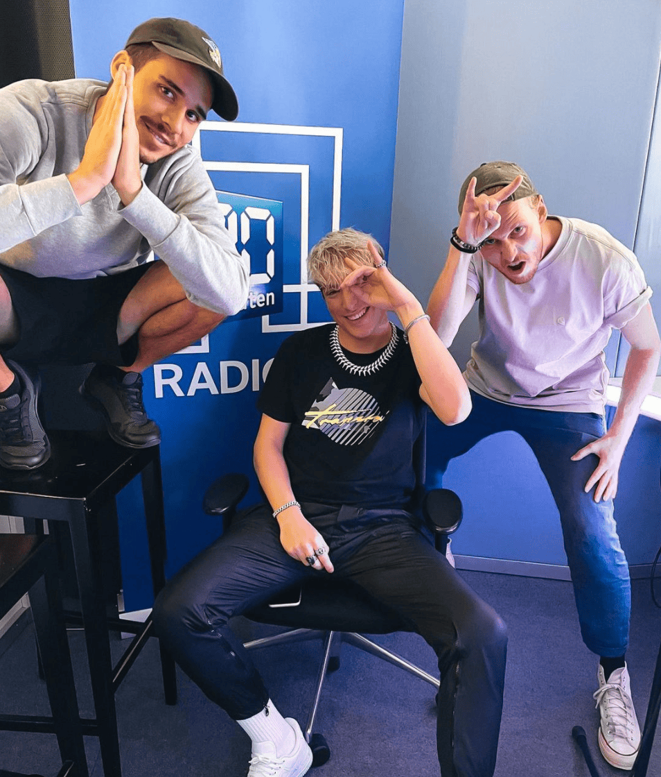 Lloyd P-White war zu Gast im 20-Minuten-Radio-Studio um seine Single «Rockstar Life» zu präsentieren. Seine Fan-Crew hat er gleich mitgenommen. Lloyd P-White war zu Gast im 20-Minuten-Radio-Studio um seine Single «Rockstar Life» zu präsentieren. Seine Fan-Crew hat er gleich mitgenommen.