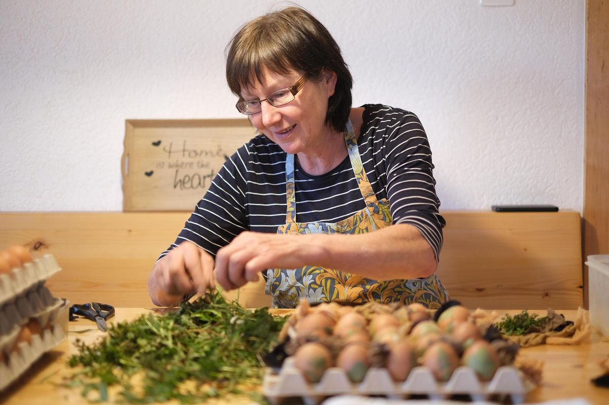 Erfahrung macht schnell: Annemarie Stettler produziert die ersten gefärbten Eier. 