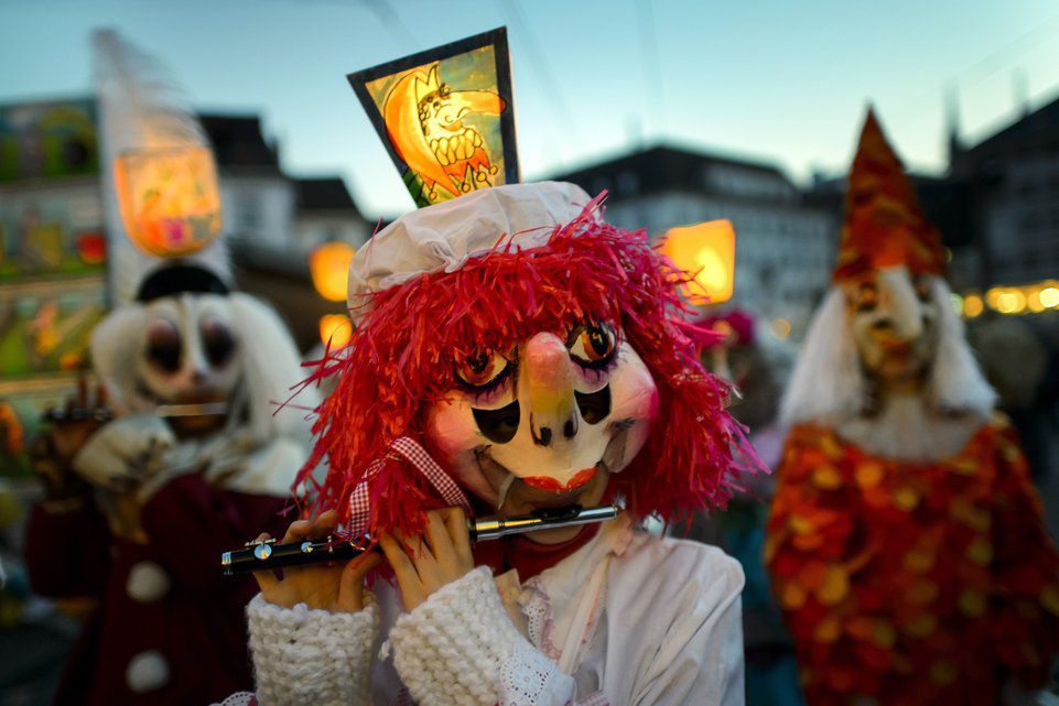 Das Motto der Basler Fasnacht 2014 lautet «Gäll, blyb suuber» und spielt damit auf die Sauberkeit auf den Strassen an – aber nicht nur.