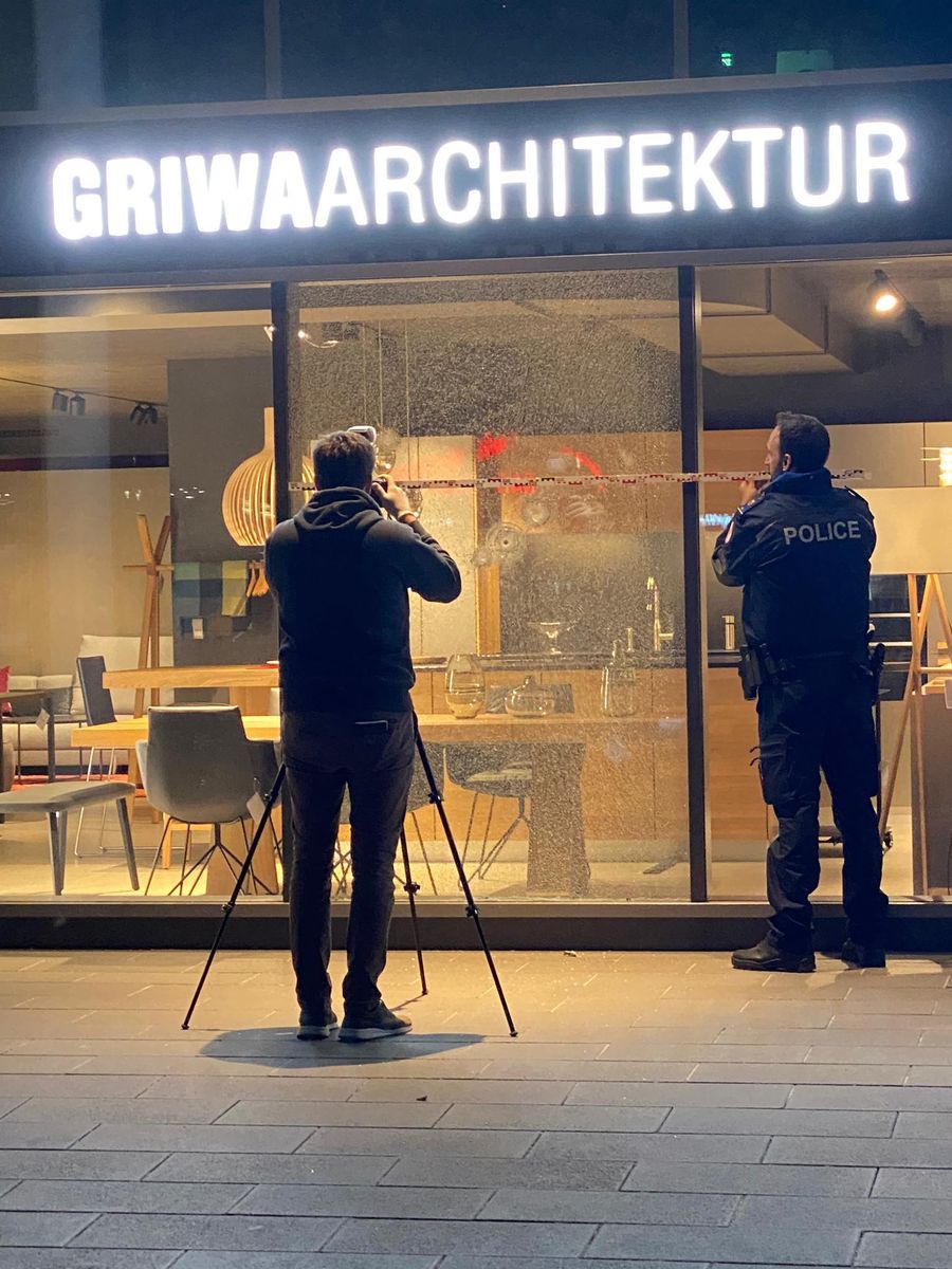 Die Patrouille konnte kurz darauf eine männliche Person anhalten, die mutmasslich damit im Zusammenhang steht. Die Patrouille konnte kurz darauf eine männliche Person anhalten, die mutmasslich damit im Zusammenhang steht.