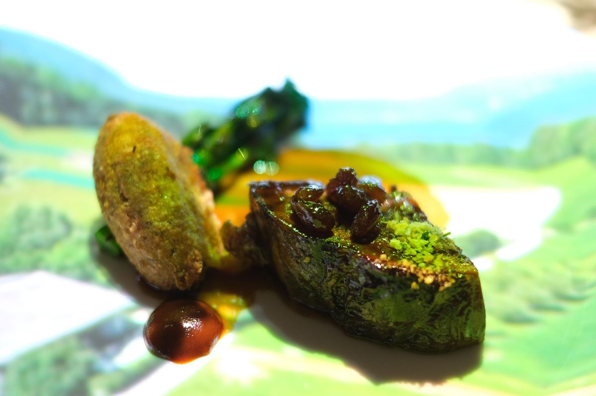 Thema St. Petersinsel – Haxe mit wildem Brokkoli und Polenta mit Schössling-Sauce.