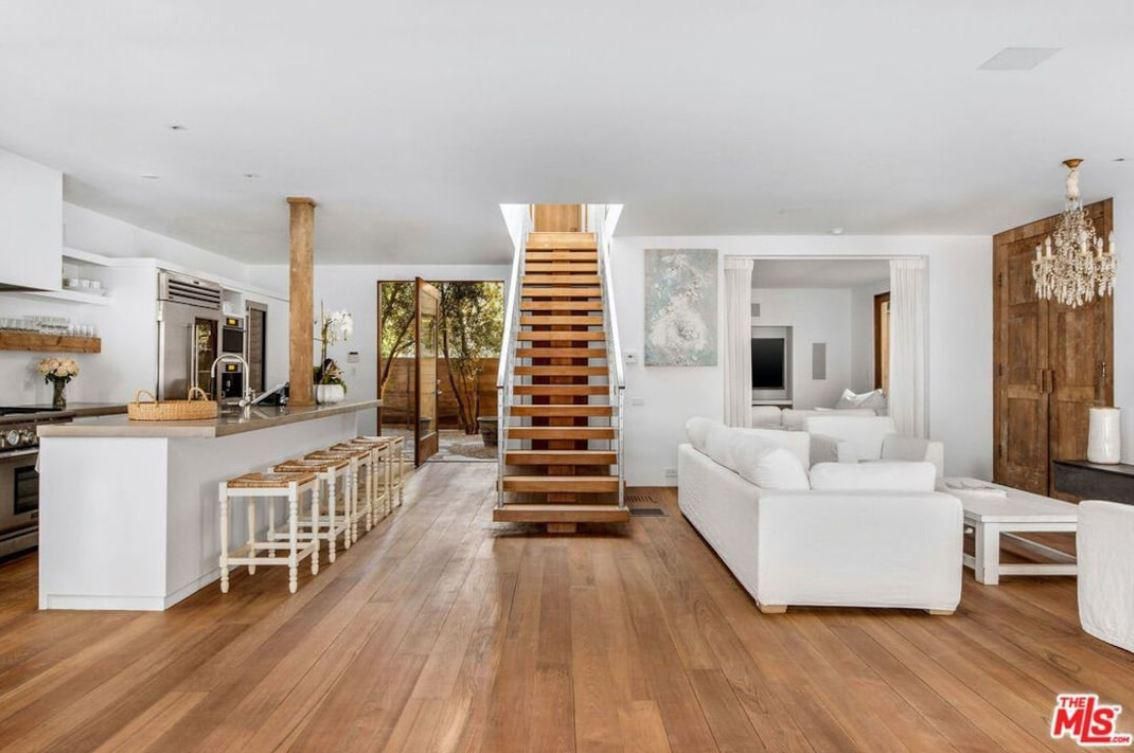 Eine Treppe in der Mitte des offenen Wohn- und Essbereiches führt zu den Schlafzimmern im oberen Stockwerk. Eine Treppe in der Mitte des offenen Wohn- und Essbereiches führt zu den Schlafzimmern im oberen Stockwerk.