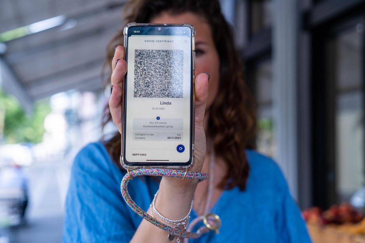 Politiker und Politikerinnen und Experten und Expertinnen fordern deshalb, dass auch das Covid-Zertifikat nur noch drei oder vier Monate gültig ist. 