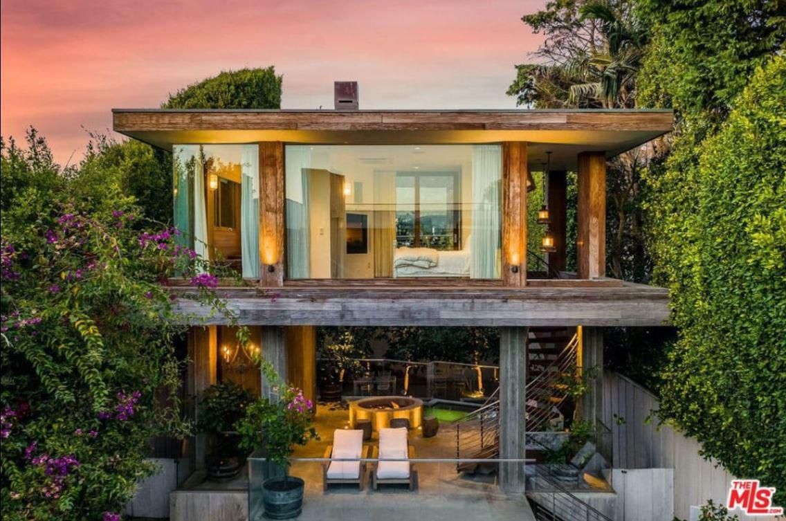 Diese schmucke Villa in der Malibu Colony, einer geschlossenen Wohngemeinschaft, gehörte 21 Jahre lang Pamela Anderson. Diese schmucke Villa in der Malibu Colony, einer geschlossenen Wohngemeinschaft, gehörte 21 Jahre lang Pamela Anderson.